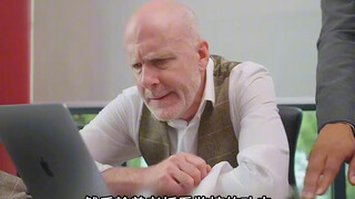 女人偷老板的钱藏在百叶窗上，最后不料还是被发现了 #反转  #短片  #影视解说