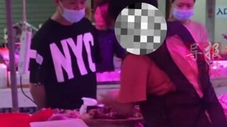 买排骨一定要先秤后斩！一女子拍下某菜场