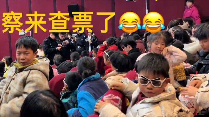 Bạn đã từng gặp trường hợp này chưa? Thì ra là bạn có thể tạm dừng phim trong rạp chiếu phim ⏸️😂😂😂 #