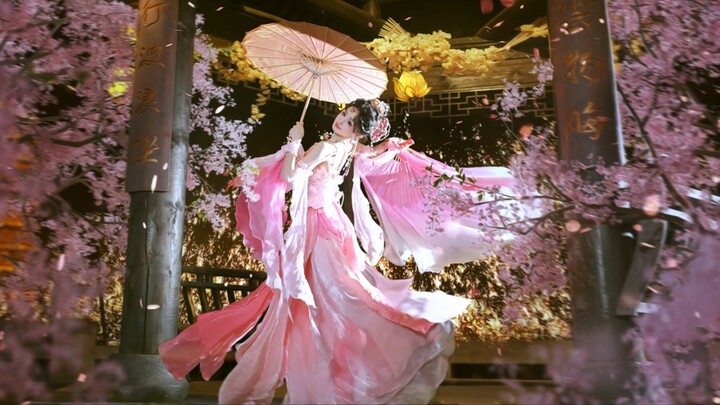 “她会轻功是真的！踩在我脸上飞起来了！”