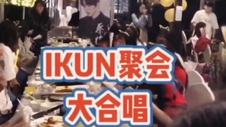 Berpakaian emas menjadi raja, menemani Kun dalam perjalanan jauh