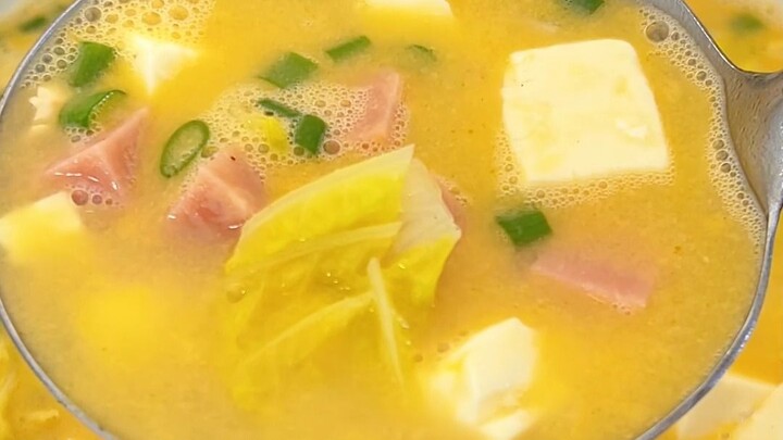 ممكن يا ترى نعمل حساء من بيض البط المملح؟ طعمه لذيذ بشكل مفاجئ!