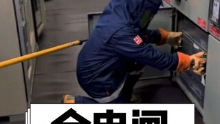 Tại sao phải cần đến hai người để đóng cầu dao điện?