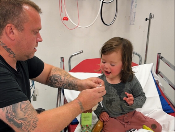 Emily phải nhập viện khẩn cấp — lần này chúng ta nhất định phải tìm ra xem cô ấy có bị tự kỷ không.