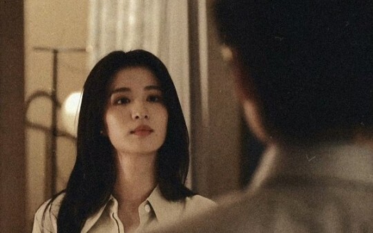 "Song Yan, don't laugh. When you laugh, you don't look like him anymore..."