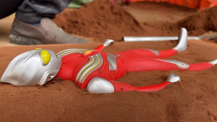 Make an Ultraman with iron. Cool!