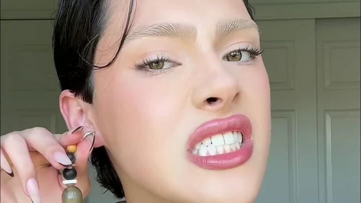 GRWM biến chiếc váy của Acne Studio thành áo? Đúng là bạn mà! Set đồ ngày thứ hai tại lễ hội âm nhạc