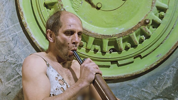 Cả thành phố chỉ còn lại một mình anh, và anh bắt đầu phung phí tiền bạc, làm mọi điều mình muốn. Ph