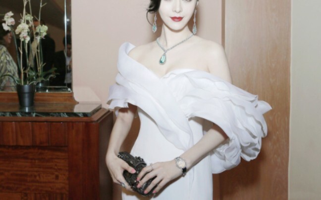 So this stunning swan dress Ice Ice wore is actually from this brand!