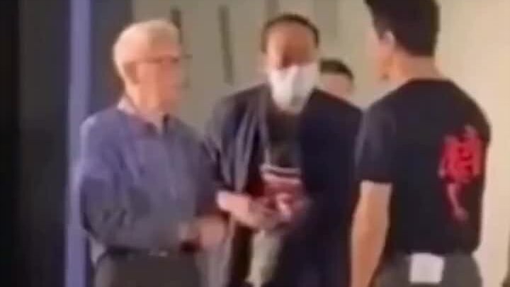 A veteran came to the scene to watch “The Battle at Lake Changjin.” Upon learning this, Wu Jing invi