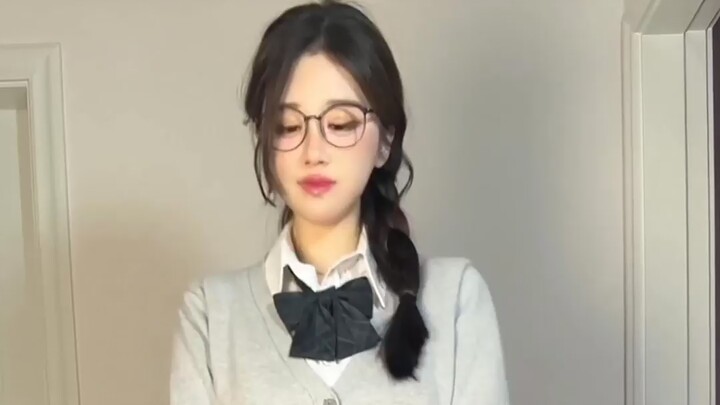 Teacher Xuanzi dances in student outfit