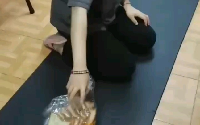 Record of a Female Student Leader Breaking Down Over Bread During Shanghai’s School Lockdown
