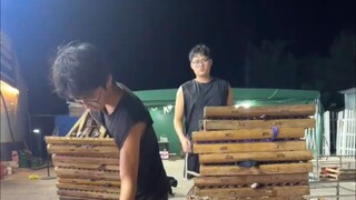 男子尝试搬摞起来的凳子，没想到被同事一句别捣乱打发了