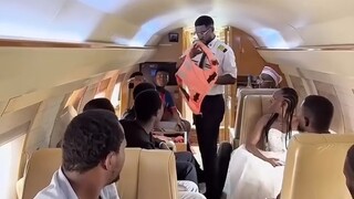 الكثير من المقالب، الطيار يرتدي سترة النجاة في منتصف الرحلة