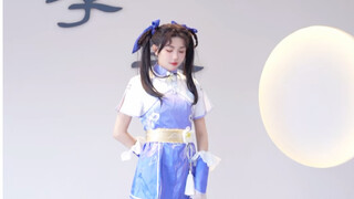 Itu Ling Er yang lagi nari lagu "Send to the Moon"? Kipasku mau kebakar nih.