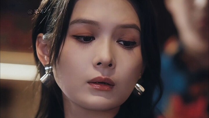 Mỗi lần say xỉn, cô từ một nữ cường nhân bá đạo lại biến thành một cô gái nhỏ dễ thương.