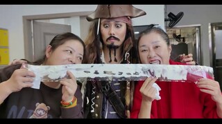 What is it like to cosplay Captain Jack and do charity work in an orphanage? How can learning from D