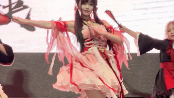 Which traditional-style young man danced "Ji Ming Yue" at the school gala? I absolutely love this ma