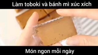 Làm toboki và bánh mì xúc xích
