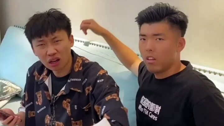 لماذا وقف شريك السكن مذهولاً؟ الحقيقة مضحكة للغاية، ما تصدقش إلا لما تشوف بنفسك!