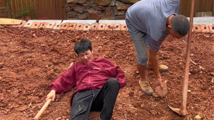 ช่างน่าทึ่ง! แปลงที่รกร้างถูกเนรมิตเป็นสวนผักที่คนทั้งหมู่บ้านต้องอิจฉา ไม่ต้องย่ำโคลนในไร่นาสักก้าว