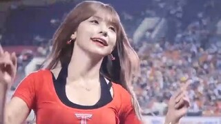 No mask vs. mask--Cheerleader Lee Da-hye
