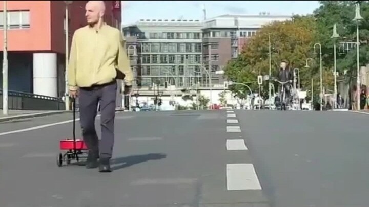 一个行为艺术，直接让交通瘫痪？