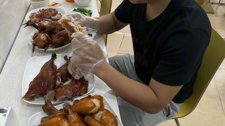 Pagi-pagi banget sudah ada seorang pria tampan yang mengajak duel, katanya mau ‘mengajari’ saya. Say