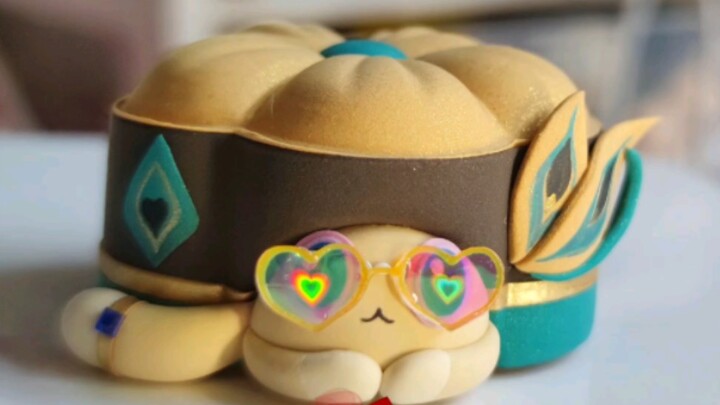 Sandy Golden Cake is sending you heart-shaped eye beams~