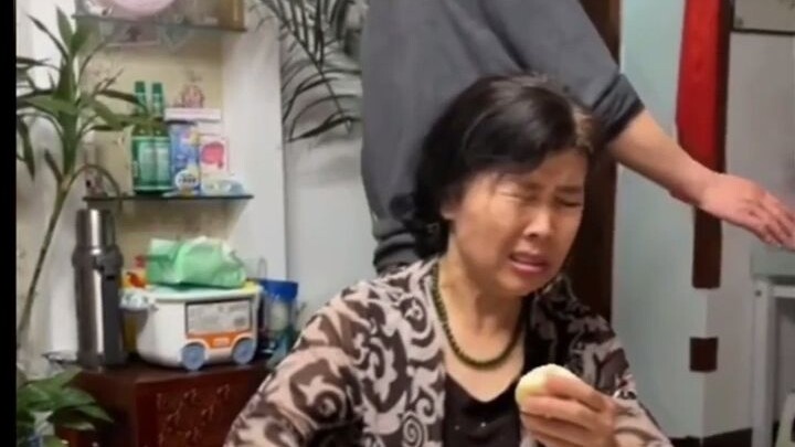 Every day, the daughter doesn’t want to eat cured pork. Her dad stands up for her, but in a moment o