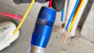 Kabel listrik baru keluar dari kotaknya