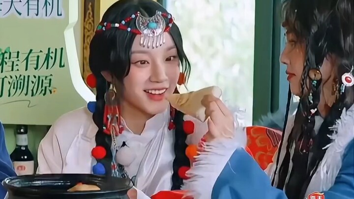 Bai Lu took back a bite of her pastry, while Song Yiqi silently spat hers out.