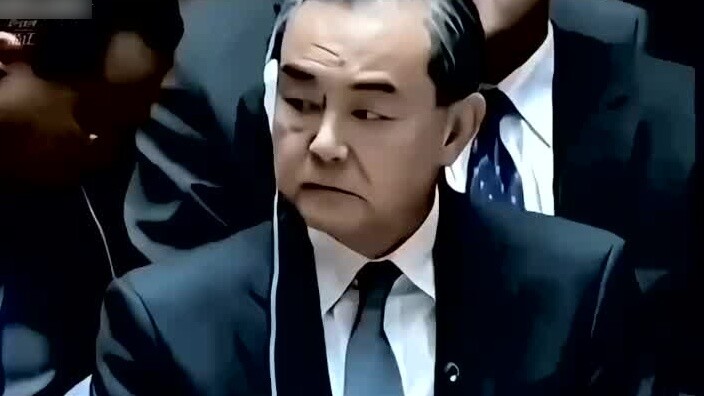 ขอให้เขาเข้มแข็ง สายลมโชยกระทบเนินเขา ปล่อยให้เขาเป็นคนหยิ่งยะโส พระจันทร์สว่างไสวส่องลงบนแม่น้ำ