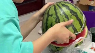 男子和女友买半个西瓜去外婆家 竟和外婆的半个西瓜拼成同一个瓜