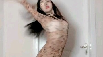 TikTok พิธีกรสาว ลิลลี่ พี่สาวคนโต คลิปเต้นสุดแซ่บ