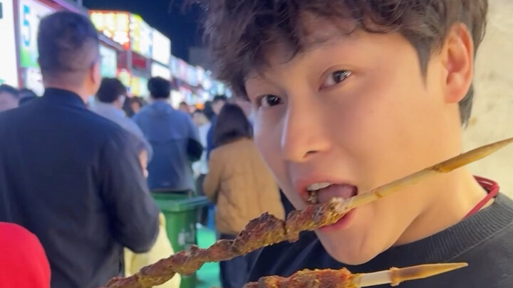 This must be the biggest night market in the whole country, right?