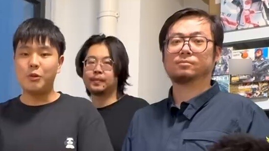 Sebuah paket aneh muncul di pintu studio...