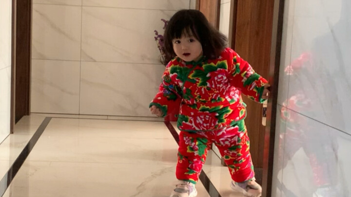 ใครจะปฏิเสธเสื้อคลุมลายดอกตัวใหญ่ที่เล่นซ่อนหาได้ล่ะ!