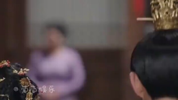 اتضح أن التحديق في أحذية الآخرين يثير الغضب حقًا!! عندما دخلت هاو جيا القصر وقدمت الشاي ثم غادرت مع 