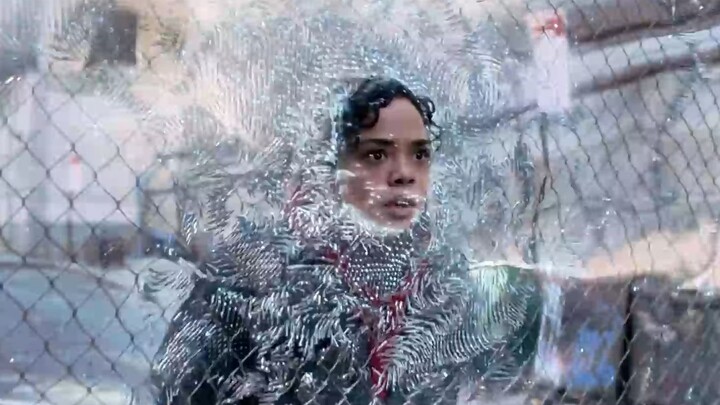 The woman tentatively reached her hand toward the metal fence—but to her surprise, her arm effortles