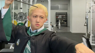 Master Malfoy, một nhà ảo thuật vật lý, nâng tạ 200kg