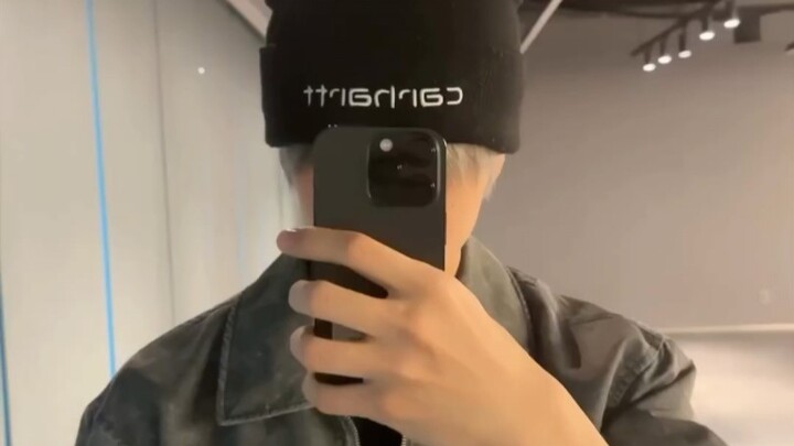 พัคจีซอง วอร์มอัพในห้องฝึกซ้อม ถ่ายเซลฟี่หน้ากระจก