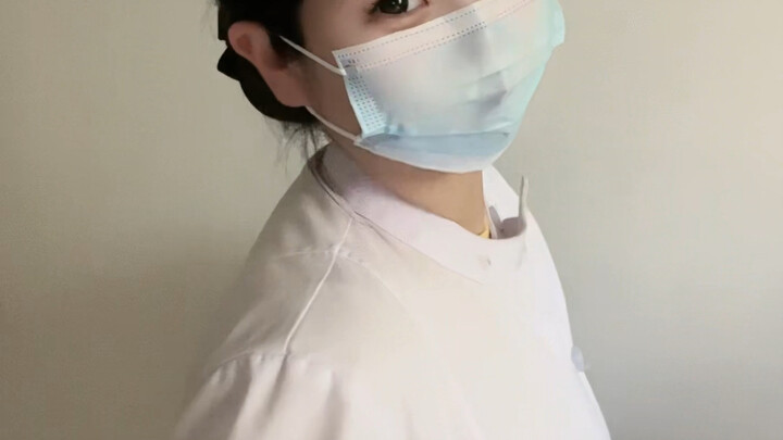 Nghe lời khuyên của dì, tìm một y tá làm bạn gái thì hạnh phúc lắm đấy