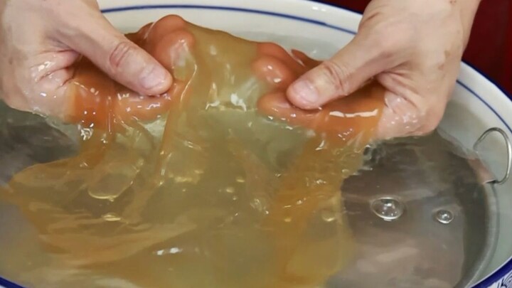 Chỉ cần xoay một vòng trong nước sôi, rồi nhúng thêm lần nữa, miếng bột trong suốt như pha lê đã sẵn