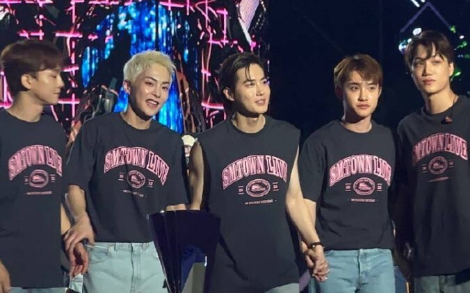 【EXO】Para artis bergandengan tangan! Rekaman penggemar di panggung encore konser keluarga SM