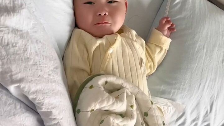 I accidentally startled the baby—just one “I’m sorry” and you already forgive Mommy? This is my firs