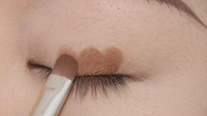 Warna tanah dan kopi susu! Riasan mata yang tak pernah membosankan!