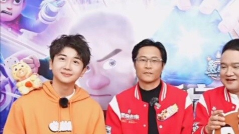 ผู้กำกับตอบคำถามที่ว่าเสี่ยวเหลียงมีน้ำนมมากเกินไป ฮ่าๆ ผู้กำกับและพิธีกร ครูแทนเสี่ยว ตลกมากทั้งคู่