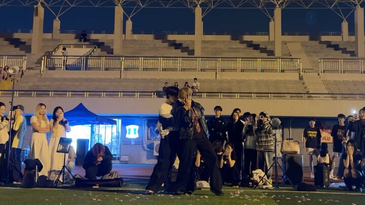 رقص حماسي لطلاب الجامعة الذكور خلال التدريب العسكري، إليكم النسخة الكاملة المباشرة من المواجهة الأما