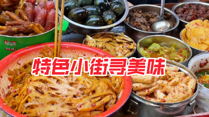 The chef quickly coats the entire chicken leg with chili powder—truly Jiangxi style! A local special